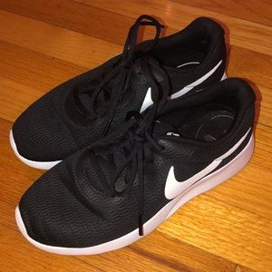 Nike black tennis shoes